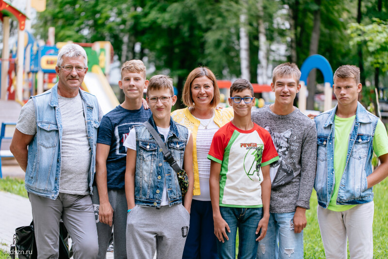 «Семь Я» — мама, папа и пятеро мальчишек: как живет большая и дружная приемная семья