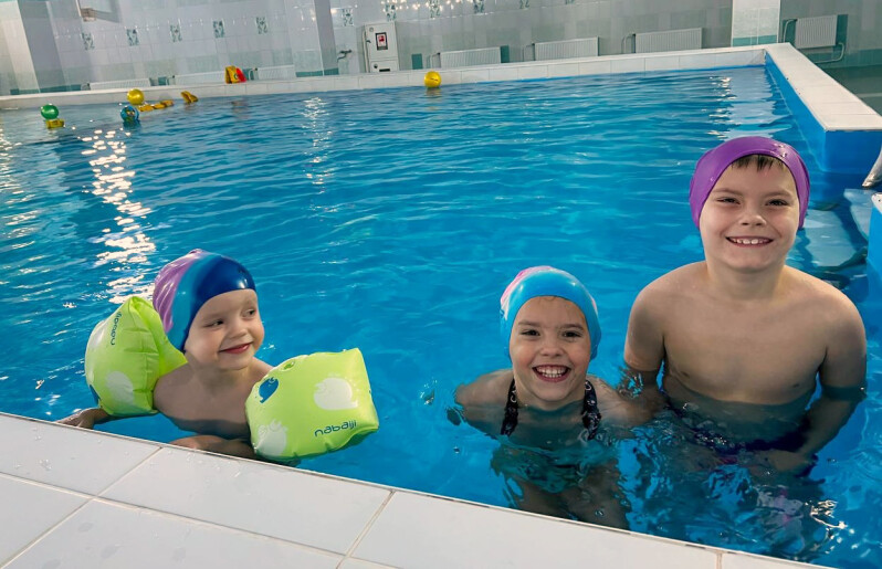 В центрах для детей-сирот укрепляют здоровье с помощью плавания