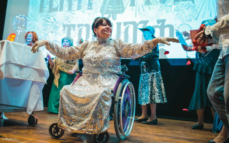 Танцуют все! Как женщина на коляске танцует в пансионате для ветеранов труда