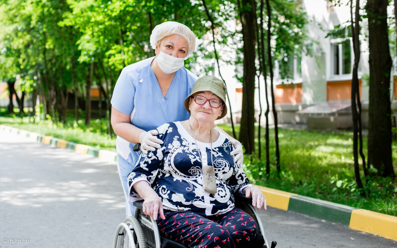«На сутки стать пожилым человеком» — о своей профессии рассказывают помощники по уходу