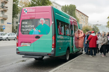 Автобусы «Маршрута к долголетию» продолжают связывать москвичей «серебряного» возраста