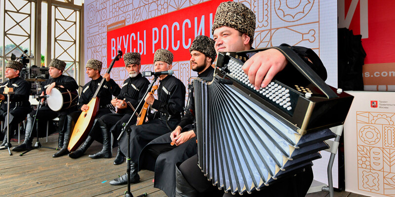 Спектакли, песни и танцы: какую программу подготовили для гостей фестиваля «Вкусы России»