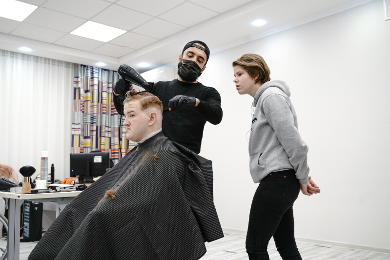 Освоить профессию парикмахера: исполнена мечта Саши из проекта «Давай друЖИТЬ!»