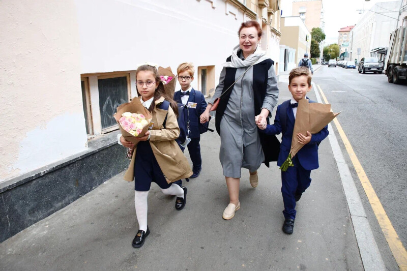 Уникальные многодетные семьи: самые известные тройняшки Москвы идут в первый класс