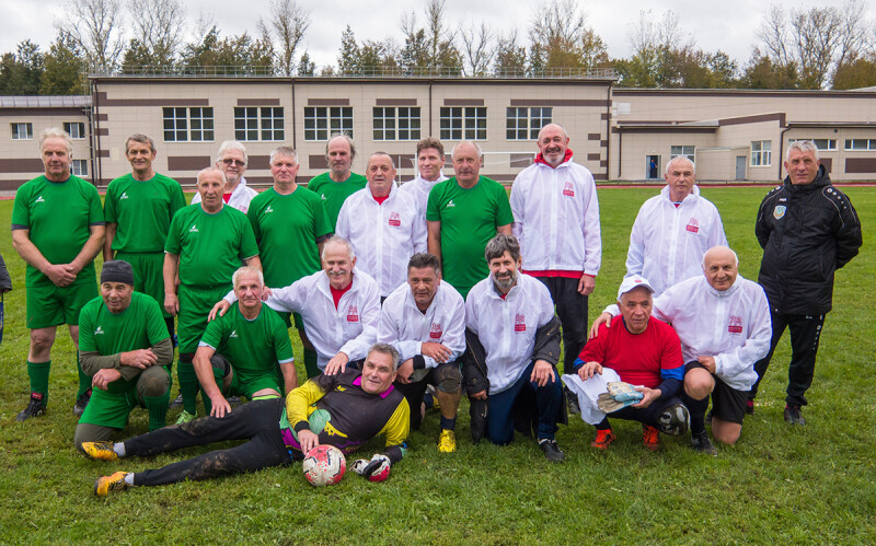 Товарищеский матч по футболу провели команды долголетов из Москвы и Тульской области