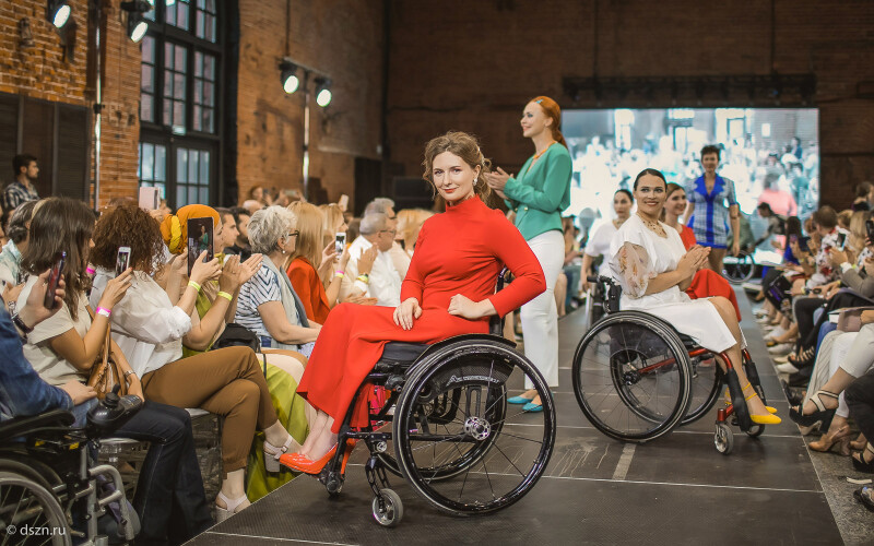 «Я продолжаю идти»: модели с инвалидностью приняли участие в дефиле