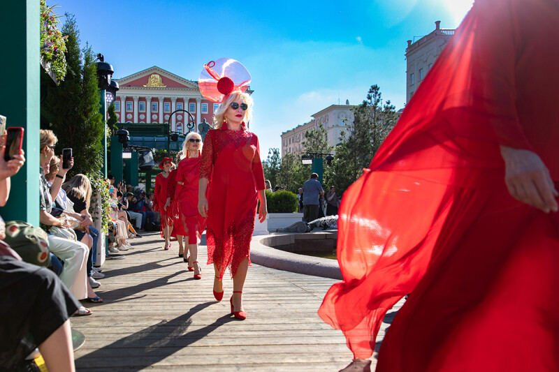 Участники «Московского долголетия» представили коллекции модной одежды на Московской неделе моды