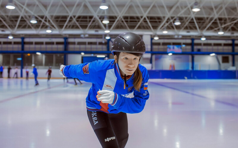 «На шорт-треке надо думать»: выпускница ПНИ № 11 — о своем увлечении конькобежным спортом