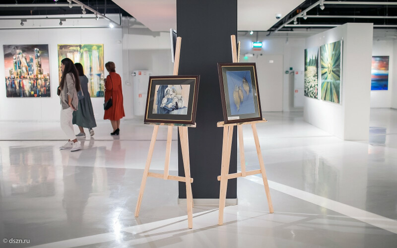 Художественная выставка участников проекта «Московское долголетие» открылась в библиотеке № 30