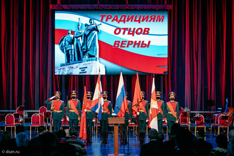 Традициям отцов верны: четыре военных династии награждены в Театре Российской армии