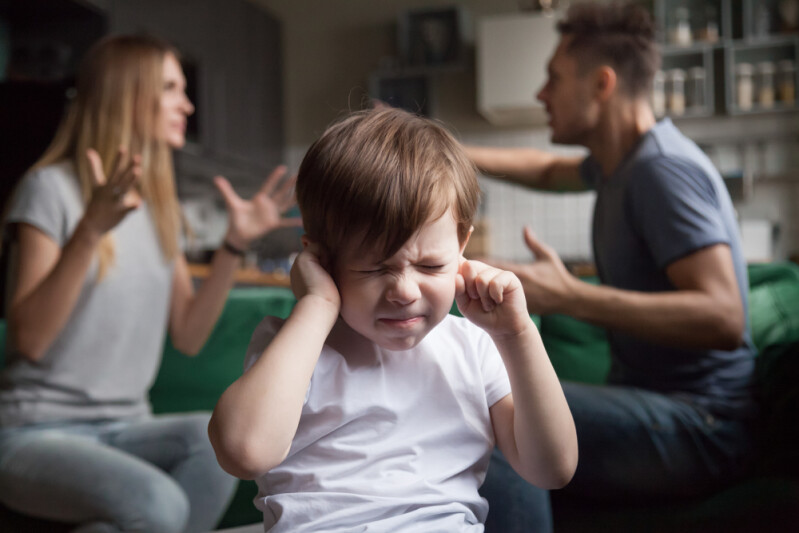 Как правильно разрешать семейные конфликты без вреда для детей: советы столичного психолога