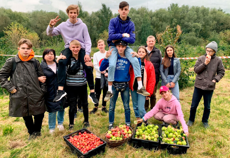 Дети-сироты из Москвы присоединились к сбору яблок для сверстников из Подмосковья