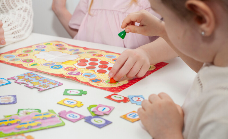 Психологи особых семейных центров используют сюжетные игры для развития мышления детей