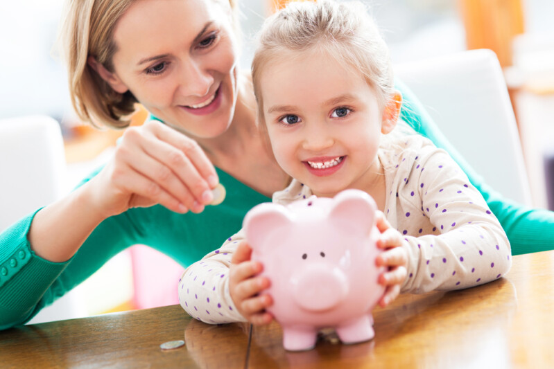 Психолог рассказывает, как правильно давать ребенку карманные деньги