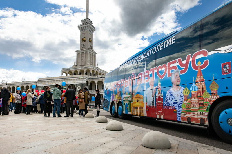 На первой промоэкскурсии «Доброго автобуса» более 500 москвичей старшего поколения записались на занятия в «Московское долголетие»