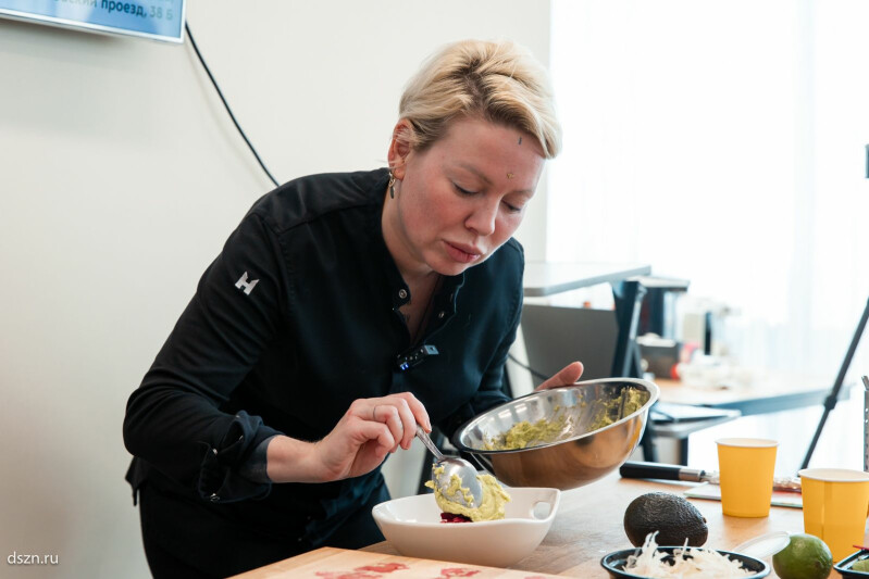 Шеф-повар Ульяна Суздалкина провела мастер-класс для сотрудников учреждений соцзащиты