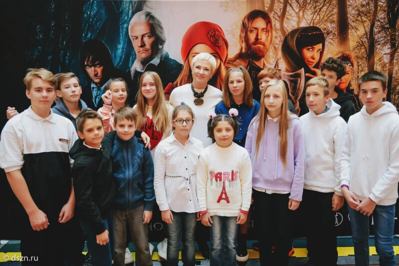 Более 70 ребят из московских центров для детей-сирот первыми посмотрели блокбастер «Красная Шапочка» в ЦДМ на Лубянке