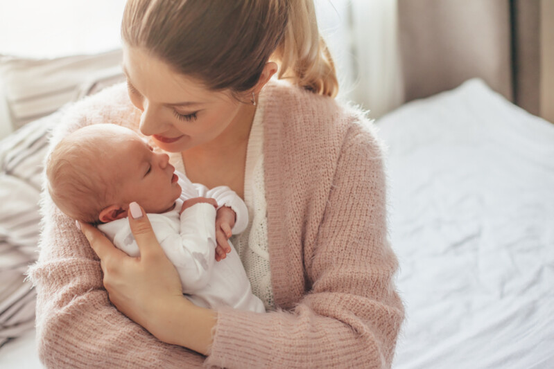 Первые шаги материнства: столичный психолог поделилась секретами общения с новорожденным ребенком
