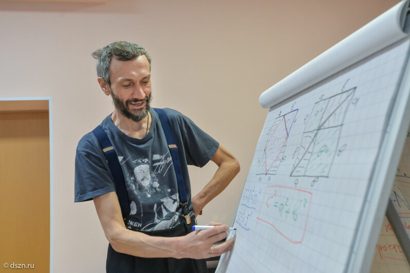 Дети из центров содействия семейному воспитанию встретились с популяризатором математики Алексеем Савватеевым