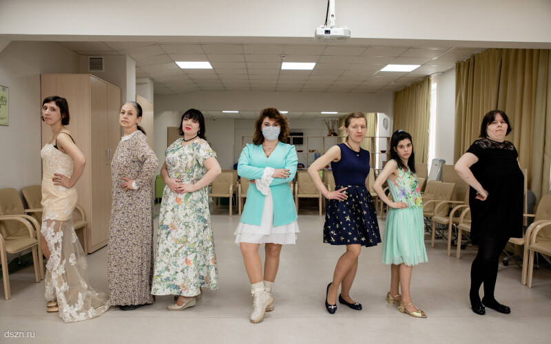 Макияж, творческие мастерские, совместный шопинг: как в социальных домах москвичкам помогают изучать красоту и стиль