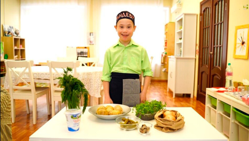 Как особенных детей учат готовить в столичном семейном центре
