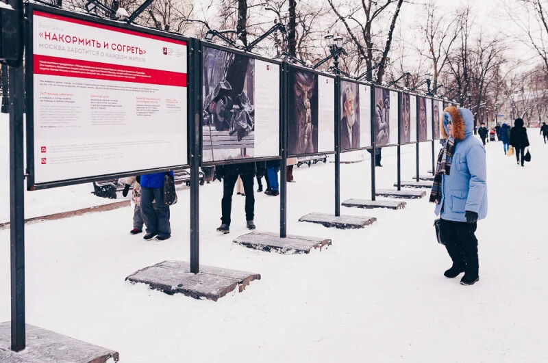 Увидеть художественную выставку в поддержку бездомных людей на Гоголевском бульваре можно до конца января