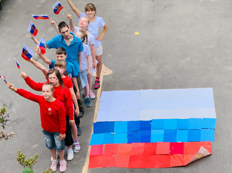 В столичных центрах для детей-сирот отметили День российского флага