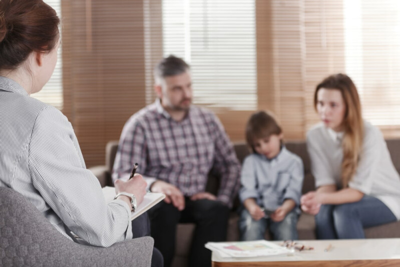 Психологи особых семейных центров помогают родителям с детьми с ограничениями здоровья