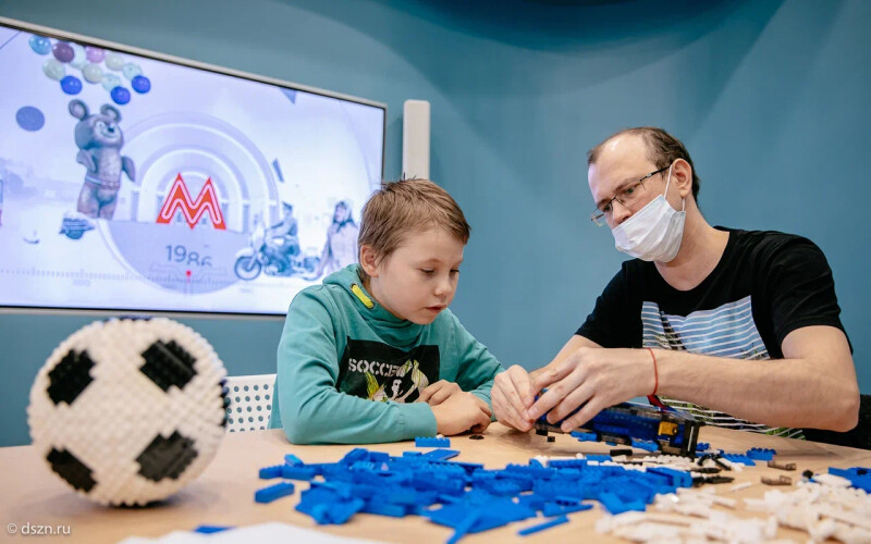 Юный Федор из проекта «Давай ДруЖИТЬ!» встретился с единственным в России сертифицированным LEGO-профессионалом