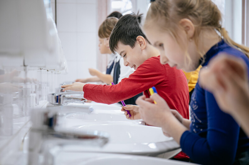 Как дети с нарушением зрения учатся правильно чистить зубы