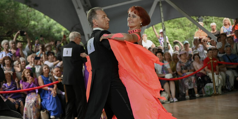 Танцы продлевают жизнь: как прошел день «Московского долголетия» в парке «Сокольники»