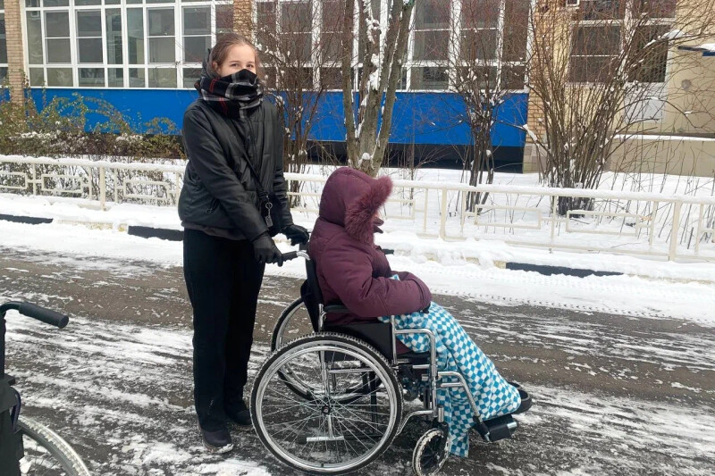 Воспитанники столичных центров для детей-сирот помогают москвичам с инвалидностью
