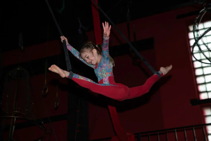 Мастер-класс по воздушной гимнастике: проект «Давай ДруЖИТЬ!» помог исполнить мечту воспитанницы семейного центра