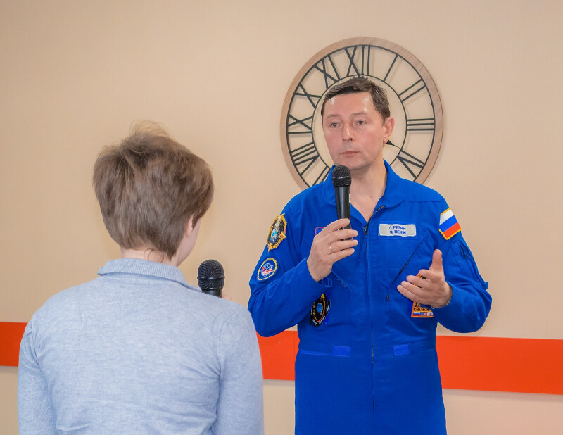 Воспитанники центра для детей-сирот встретились с космонавтом Сергеем Ревиным
