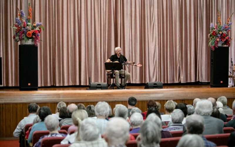 В честь Дня старшего поколения в столичном геронтологическом центре прошел концерт Александра Маршала
