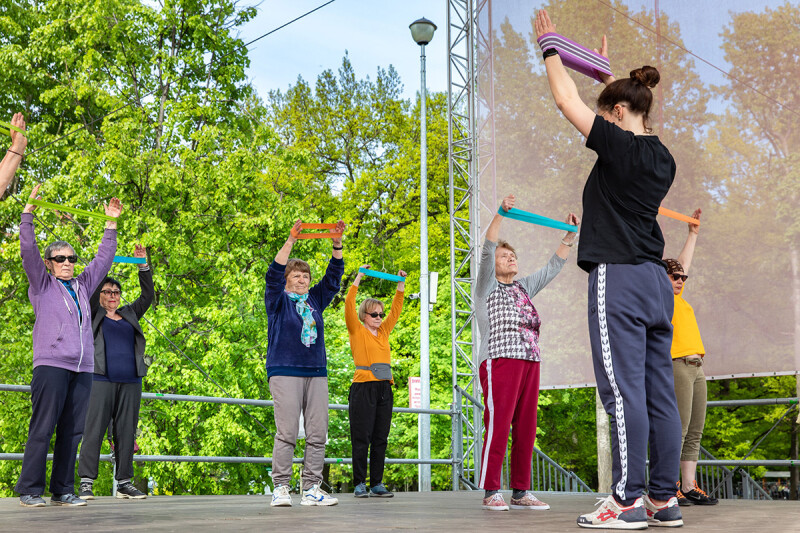 Спортивные тренировки и мастер-классы: участники «Московского долголетия» отметят День физкультурника