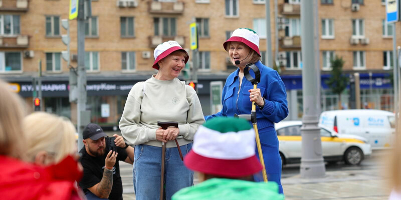 Жить долго и оставаться молодым: известная писательница провела «Зарядку долголетия» для старших москвичей
