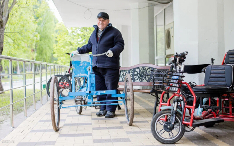«Золотые руки»: житель геронтологического центра мастерит велосипеды