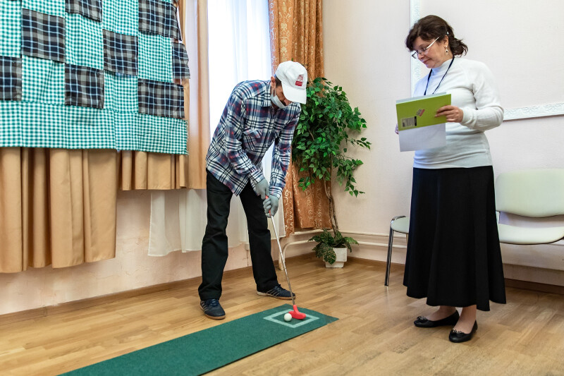 Участники проекта «Московское долголетие» сразились за первенство на турнире по мини-гольфу