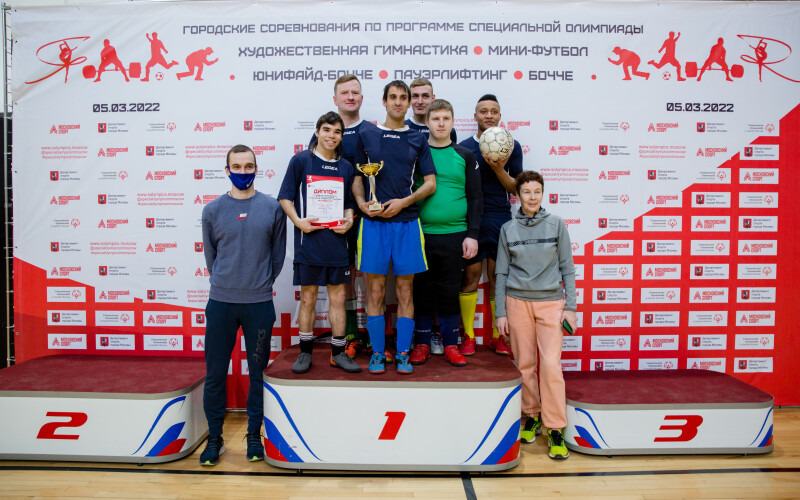 Помогать –  семейная традиция: династия тренеров растит чемпионов в социальных домах Москвы 