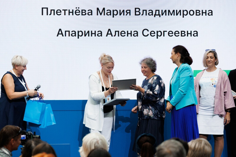 32 социальных волонтера наградили на Московском урбанфоруме в Гостином Дворе