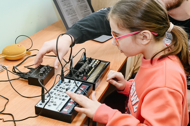 В столичном центре для детей-сирот учатся извлекать музыку из овощей и фруктов с помощью IT-технологий