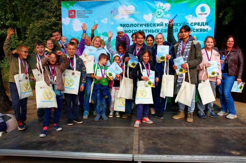 Многодетные семьи Москвы приняли участие в экологической акции в Измайловском парке