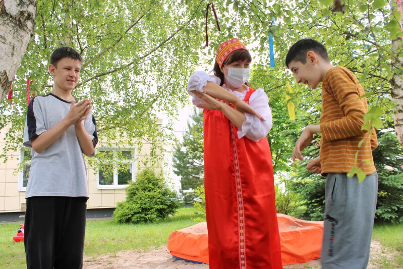 С помощью проекта «Веселая ярмарка» юных москвичей с ментальными нарушениями знакомят с русской культурой