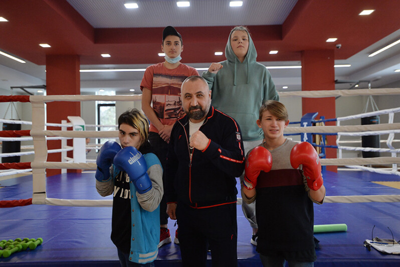 Знаменитый боксер Александр Лебзяк исполнил мечту ребят из двух столичных центров содействия семейному воспитанию