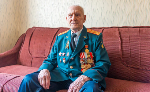 Евгений Стружак поздравляет ветеранов с Днём Победы