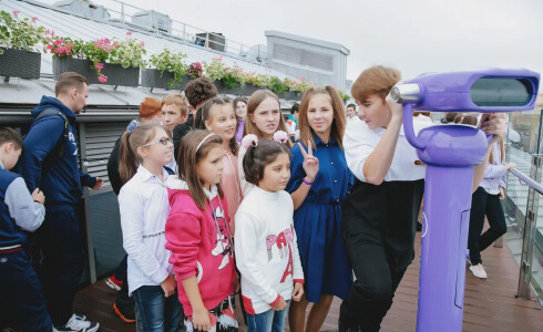 Более 70 ребят из московских центров для детей-сирот первыми посмотрели блокбастер «Красная Шапочка» в ЦДМ на Лубянке