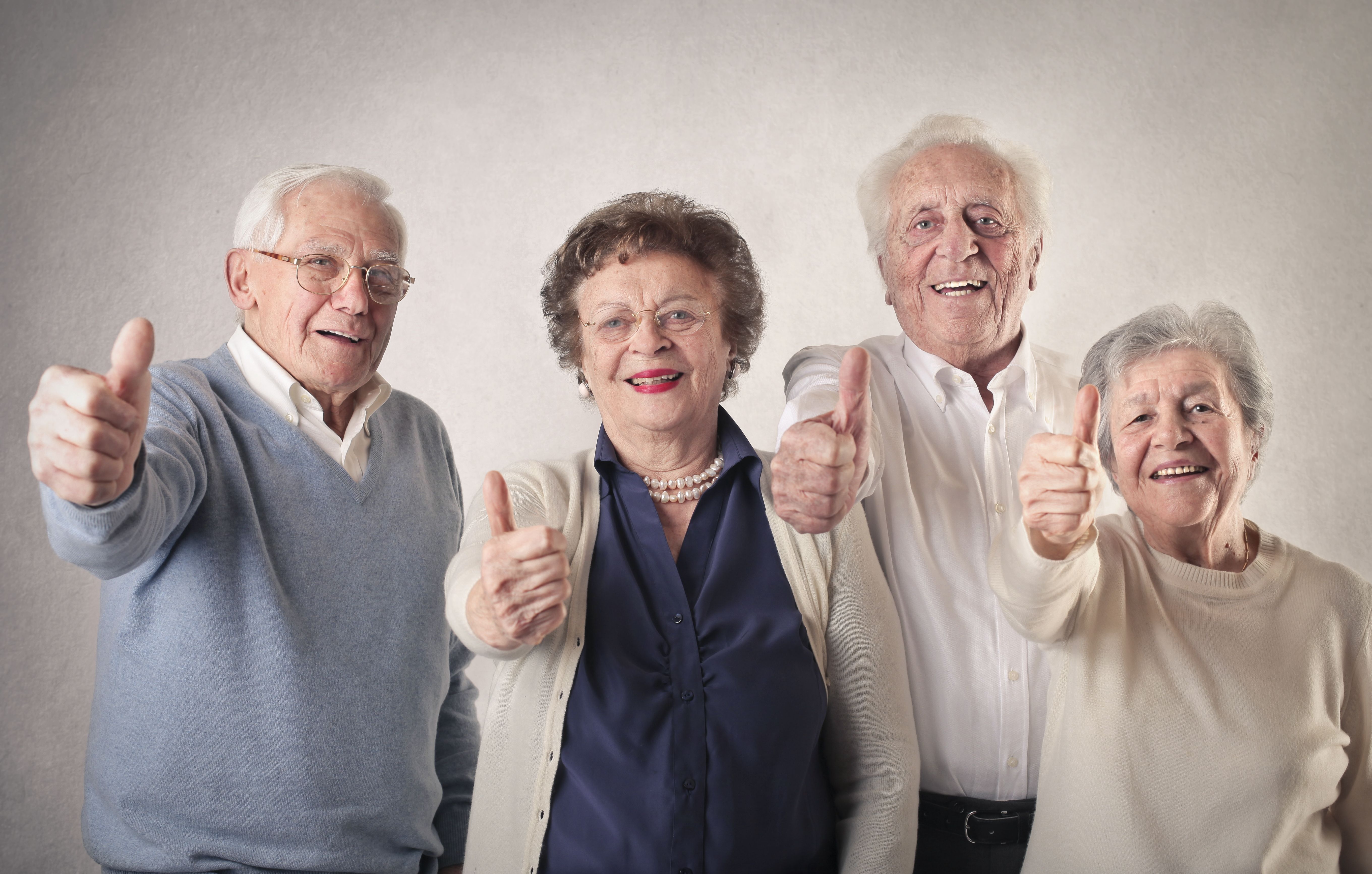 Пожилой смех. Пожилые люди. Довольные пенсионеры. Счастливые пожилые. Счастливые пенсионеры.