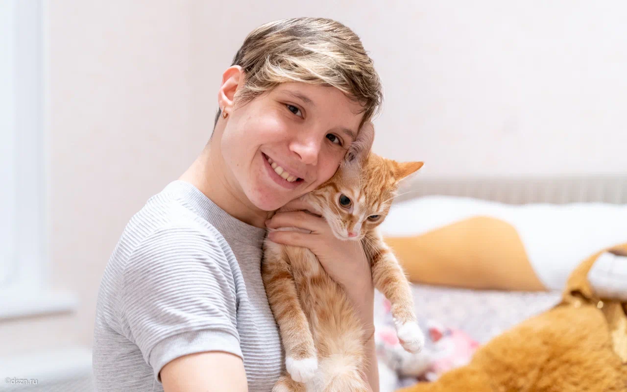 Татьяна Белякова в своей квартире с котенком Тимошей