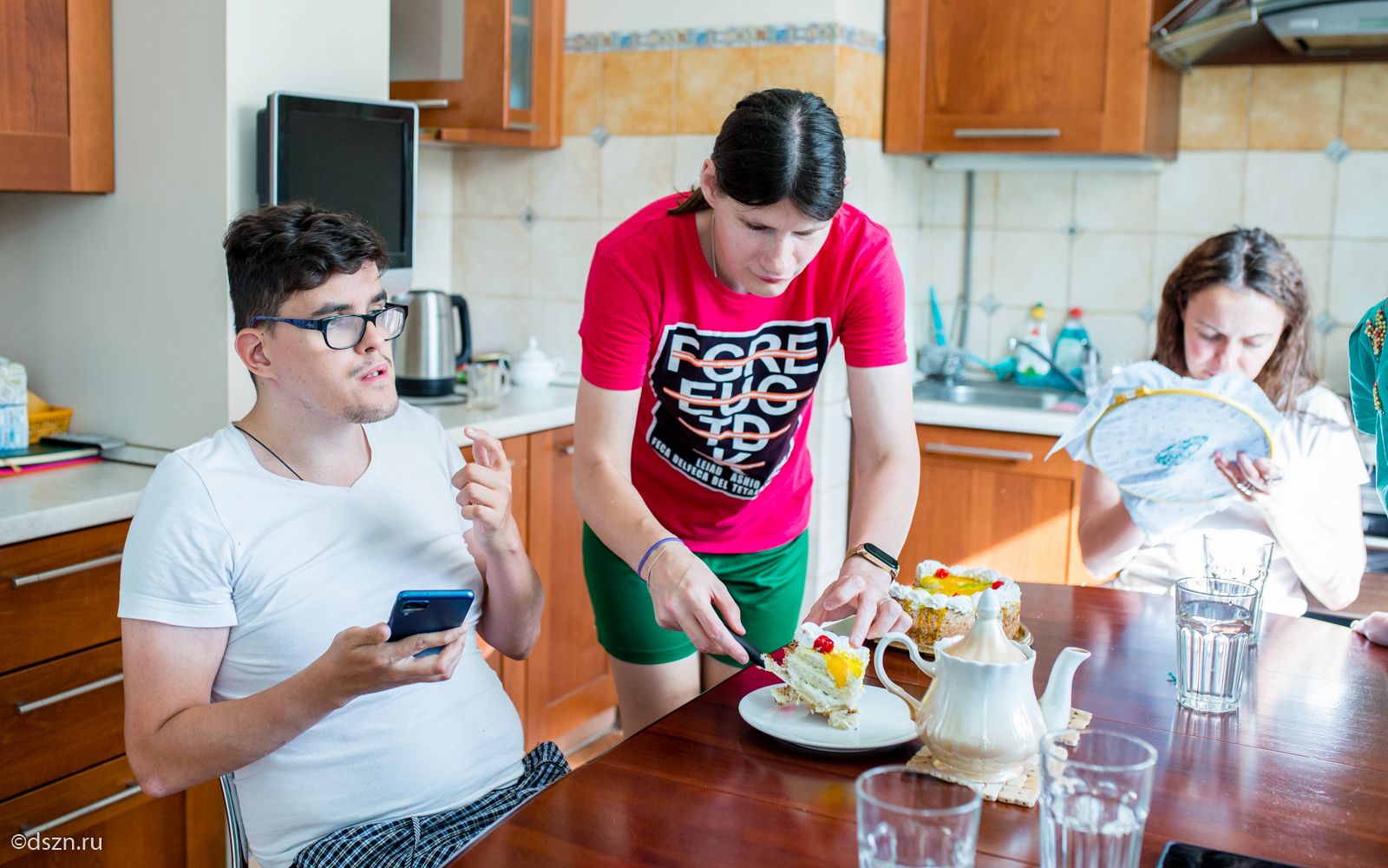 Нина Торгашева угощает тортом своего соседа Сергея Трунова